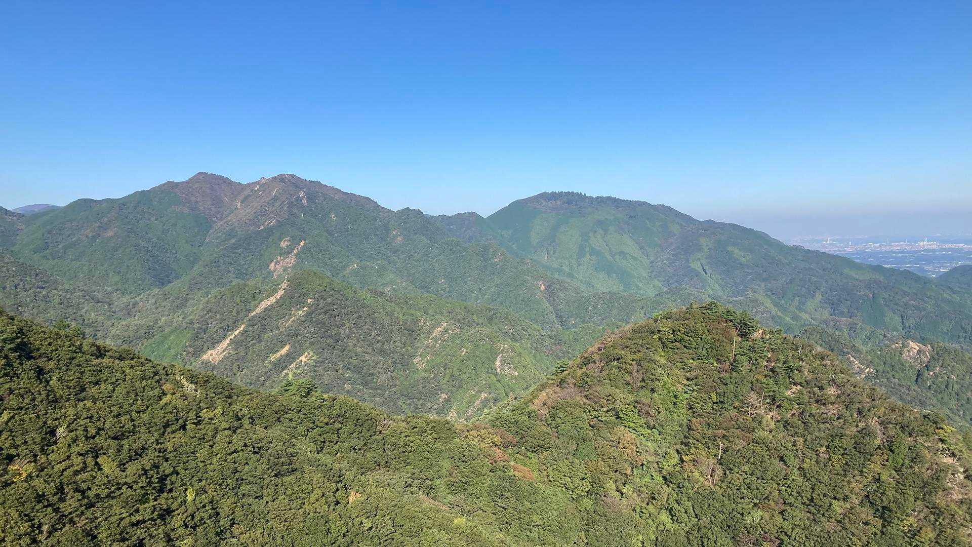 仙ヶ岳、野登山
歩いた南尾根がよく見える
手前に長坂の頭、鬼ヶ牙