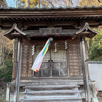 強風に　神社の飾りもカタンカタン鳴ってました。