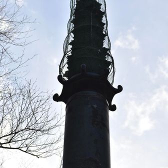 三角点のある場所に立っている彰忠碑は日清・日露戦争での戦没者慰霊塔。
絶対に鳩とかに止まらせないという固い決意を感じさせる構造。