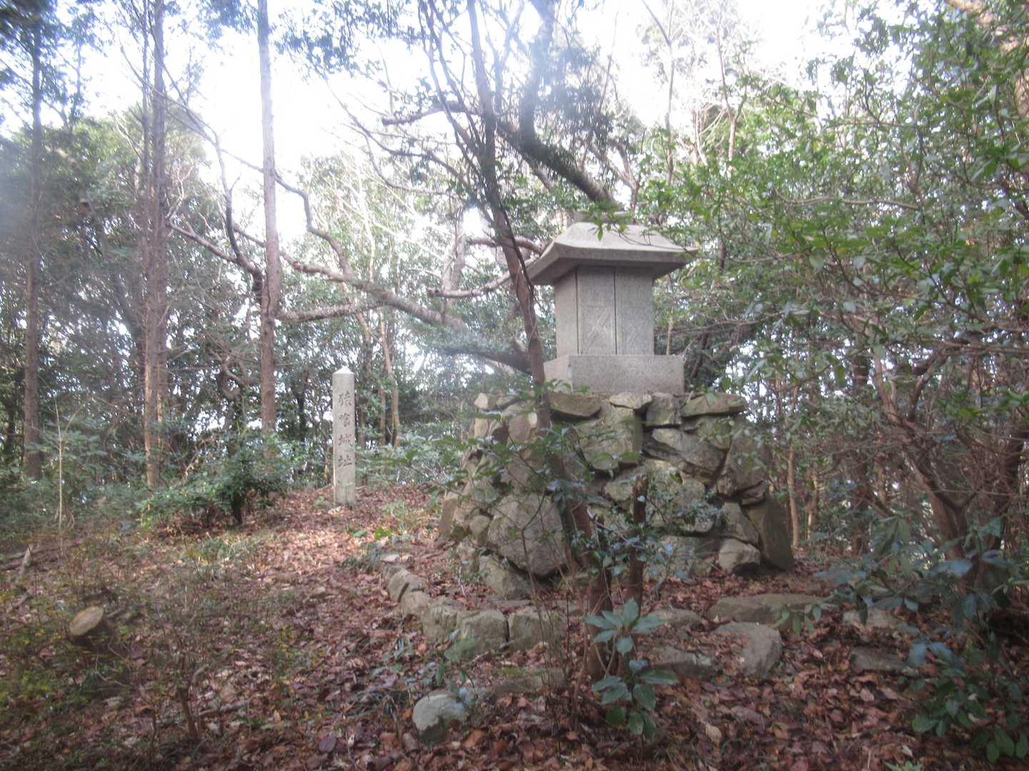 その奥に石の祠と・・