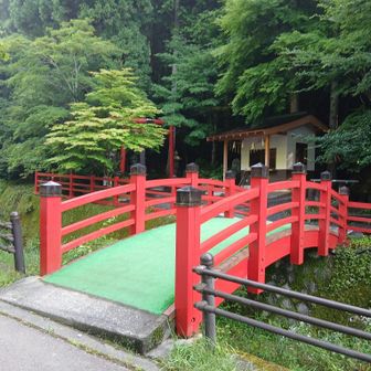 赤くてかわいい橋を渡ってスタート