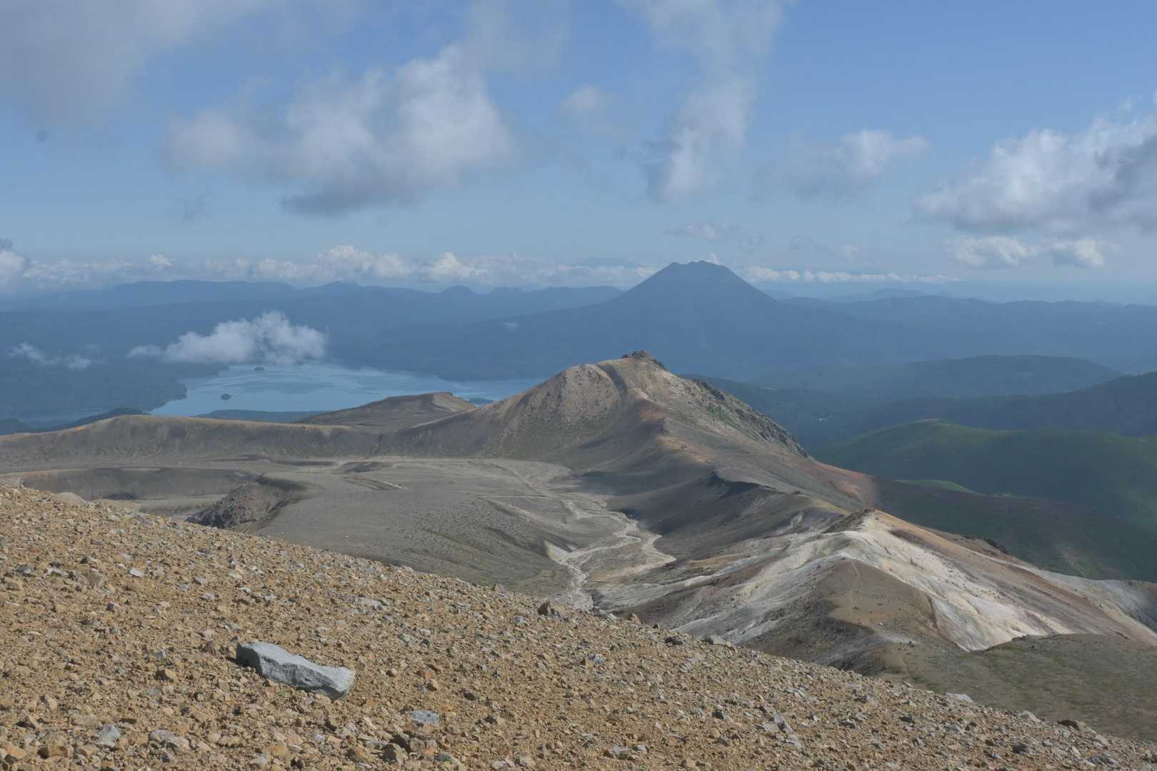 雄阿寒岳と阿寒湖