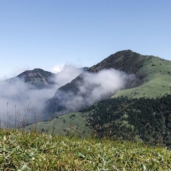鞍瀬〜石鎚山方面
人が多い時期は外すスタイル