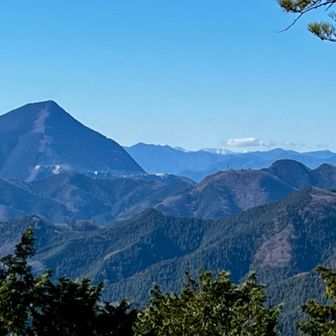 山頂からは武甲山、奥に雪を冠した八ヶ岳が見えました✨