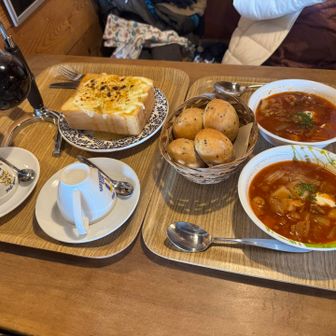 ボルシチとパンとコーヒーのセット🥖☕️
はちみつチーズトースト🍞🍯
全部めっちゃ美味しい😋❣️
また来たい！