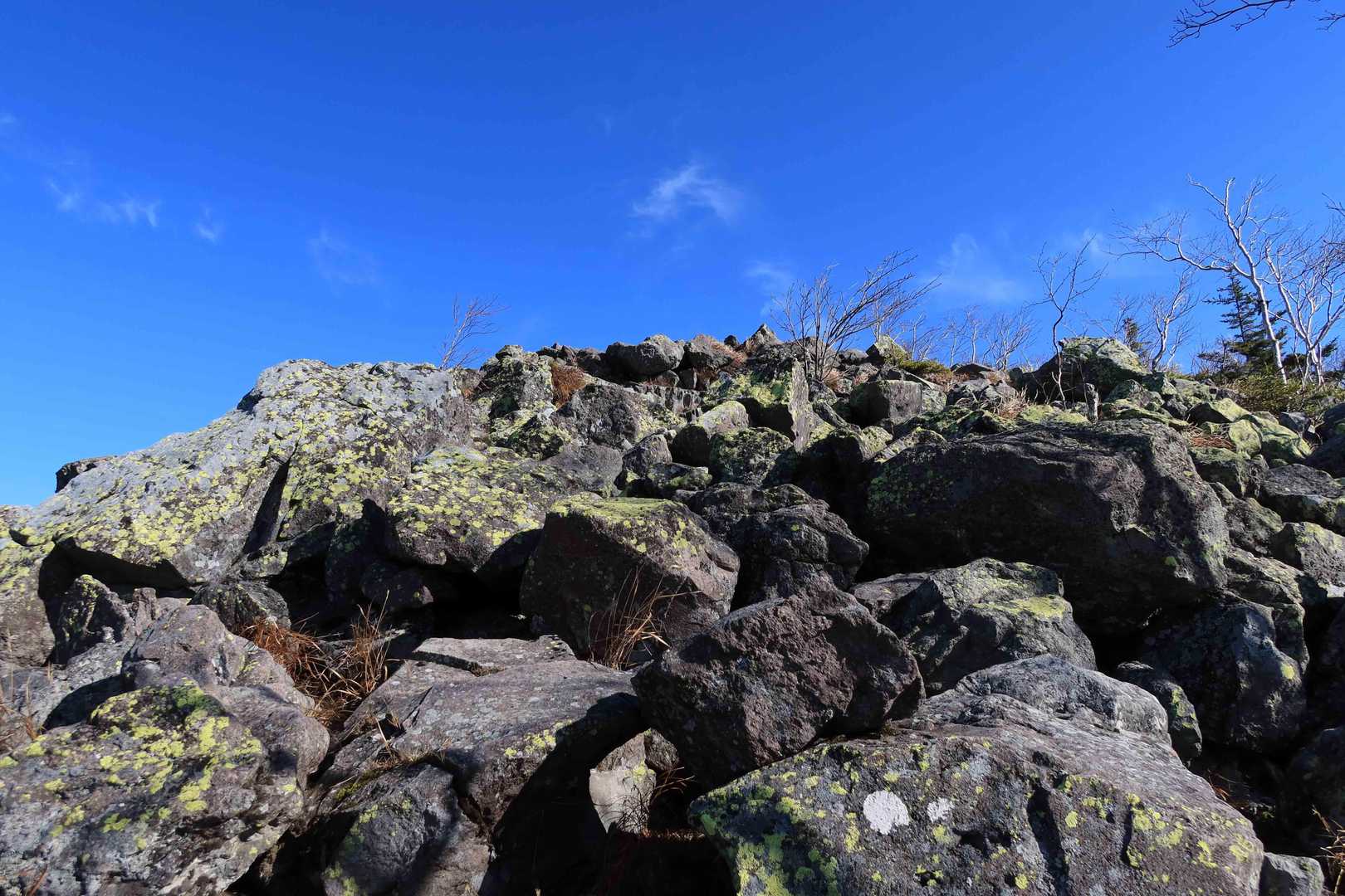 白雲山山頂の岩場
ナッキーは見れませんでしたがイタチ？　オコジョ？を見ました