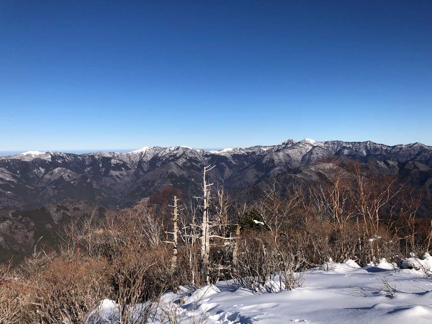雪で閉ざされた落合峠周辺の山々