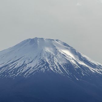 西陽が当たり始めて雪がテカテカ❄️