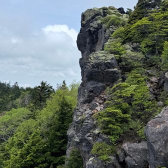 先程までいた岩峰