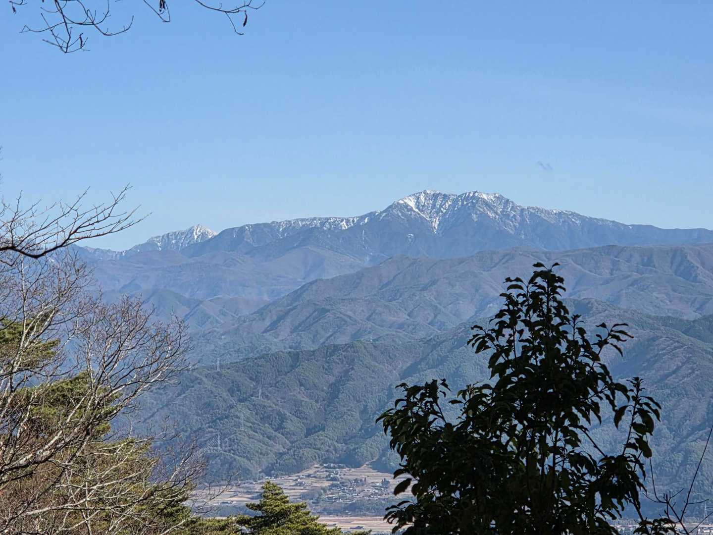 頂上から１時半で岩間城跡到着。
そこからの仙丈ヶ岳と甲斐駒ヶ岳チラリ🏔️
