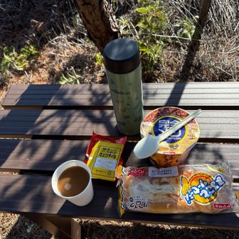 すぐそばのベンチでお昼にします