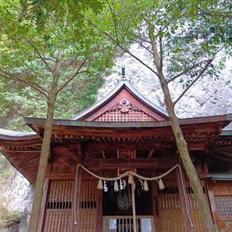 玉屋神社
後ろの大きな岩が見えますでしょうか？