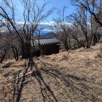 ようやく加入道山に到着。避難小屋でお昼ご飯です！