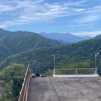 例の発射台で若者3人が青春してました✨🥸