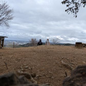 風が吹き荒れるなか、帽子が傾く姫とツーショット