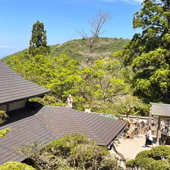 奥の院に下ります、向こうには勘吉台が見えてます