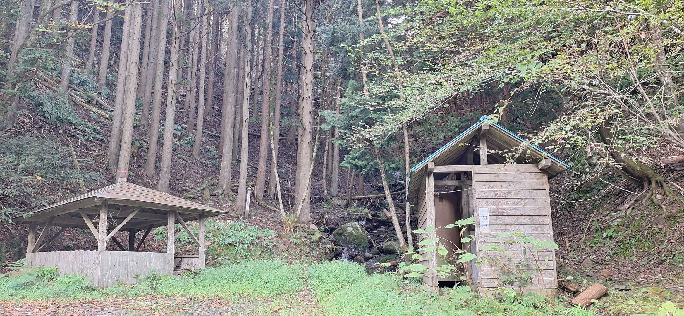 東屋、トイレは朽ちており使用出来ません😨