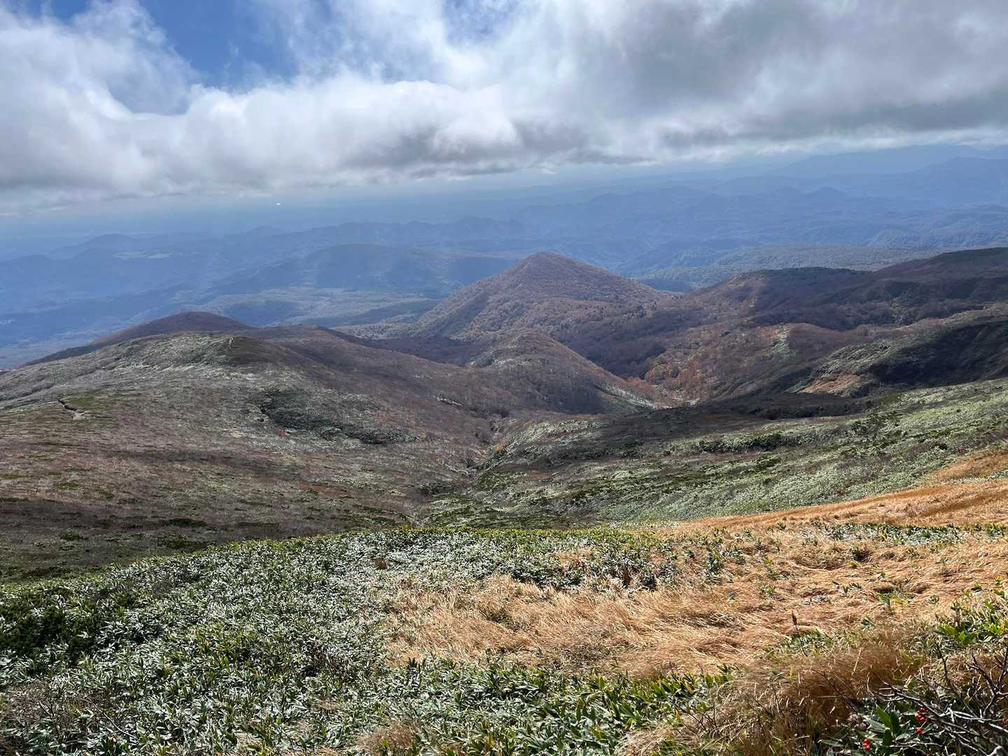 栗駒山 | 神の絨毯と称される圧倒的な紅葉美、山全体を染める極彩色のパノラマの写真