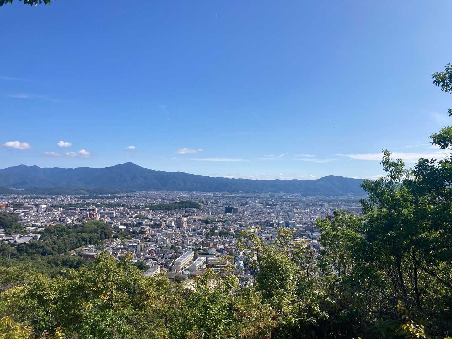 今日は青空が気持ちいいですねー
左は比叡山、右は大文字♪