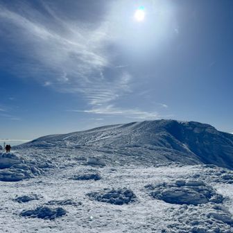 さらに奥まで歩けば蔵王山(熊野岳）🏔️
スノボのブーツでは厳しいので、グリーンシーズンにまた来ます😄