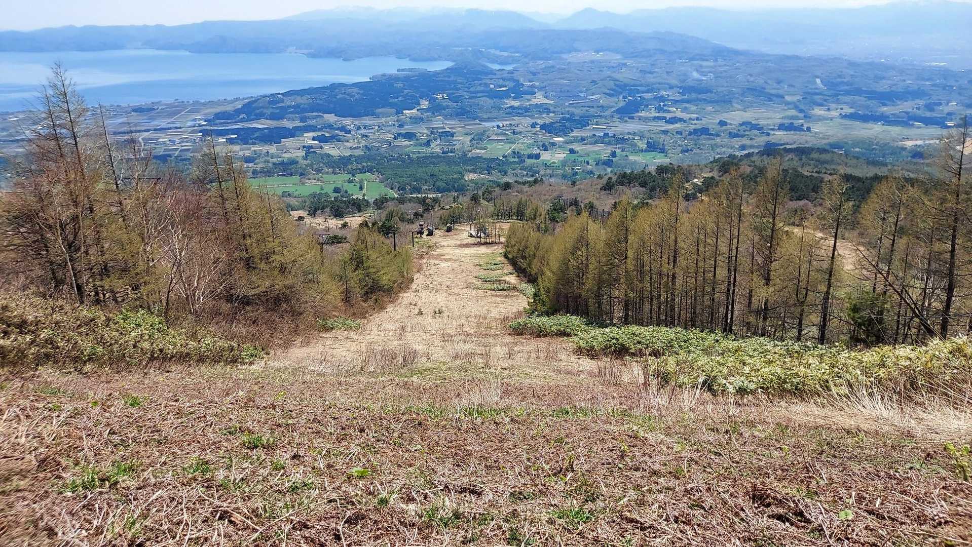 登山道の灌木が鬱陶しいので、ゲレンデから下ります。