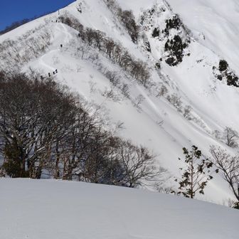 避難小屋の近くから。左の尾根上に登山者の列。