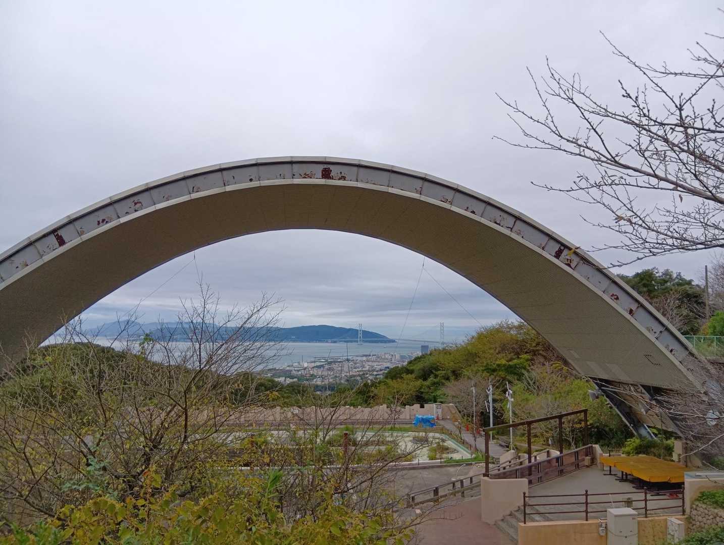 明石海峡大橋を望む。