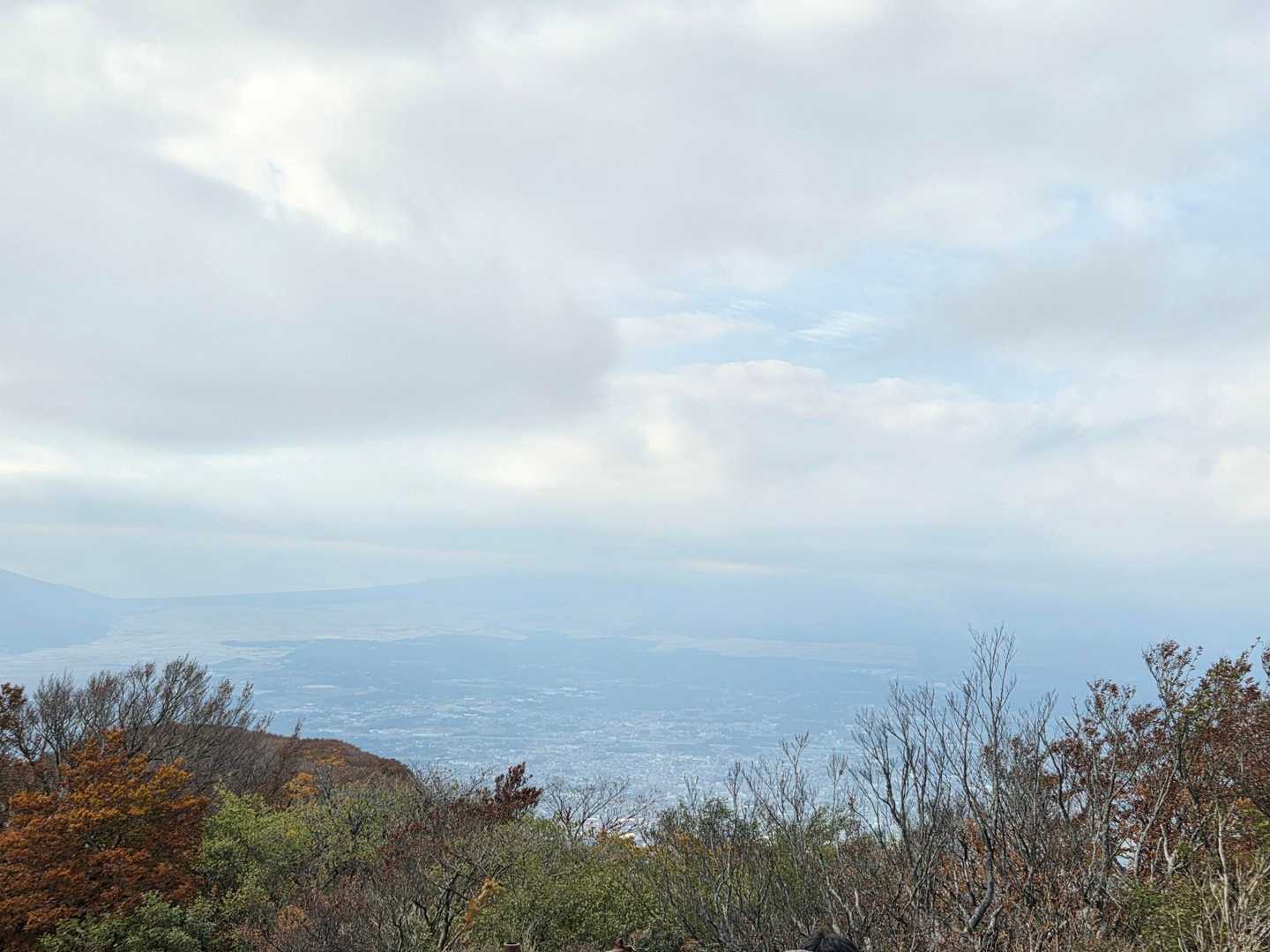 あの向こうに富士山🗻…
すそのだけ見えます😅