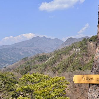 白砂山からは、茅ヶ岳と黒富士もよく見えます。