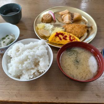 薬師岳山荘さん到着後はバファリン飲んでふて寝
晩ご飯までには回復したのでもりもり食べました