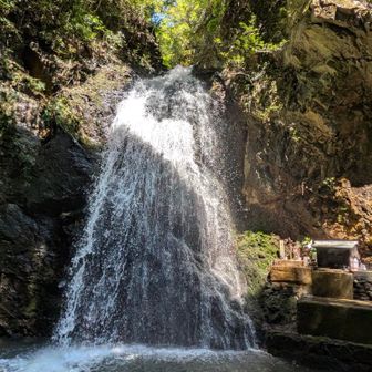 先日の雨で水量も大きく増え、
マイナスイオンもたっぷり
前回3月とは、全然迫力が違う
