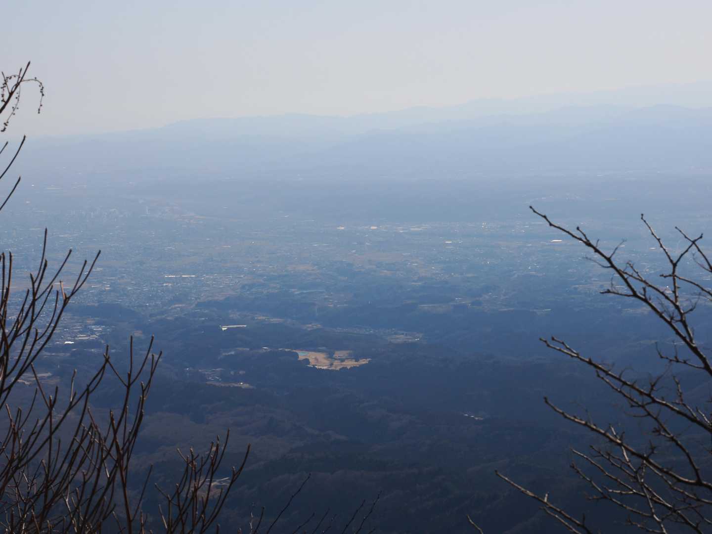 黄砂で、ぼんやりしてますが、高崎方向
