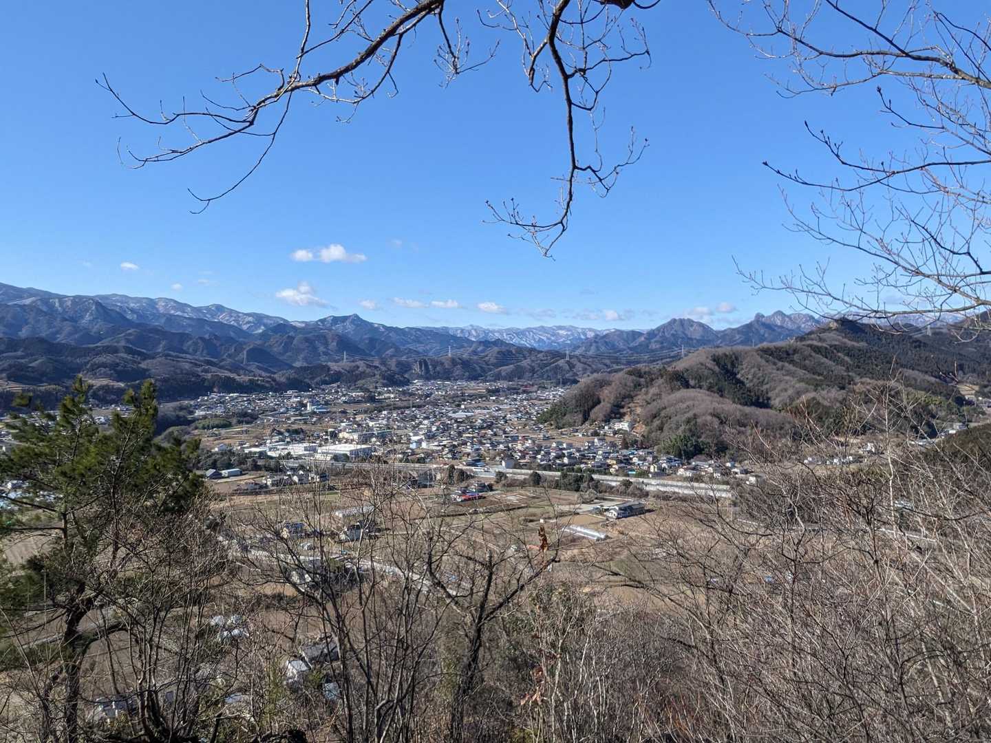 吾妻山のピークのベンチから。なぜか小さい頃に家の屋根に良く登っていたことを思い出しました。