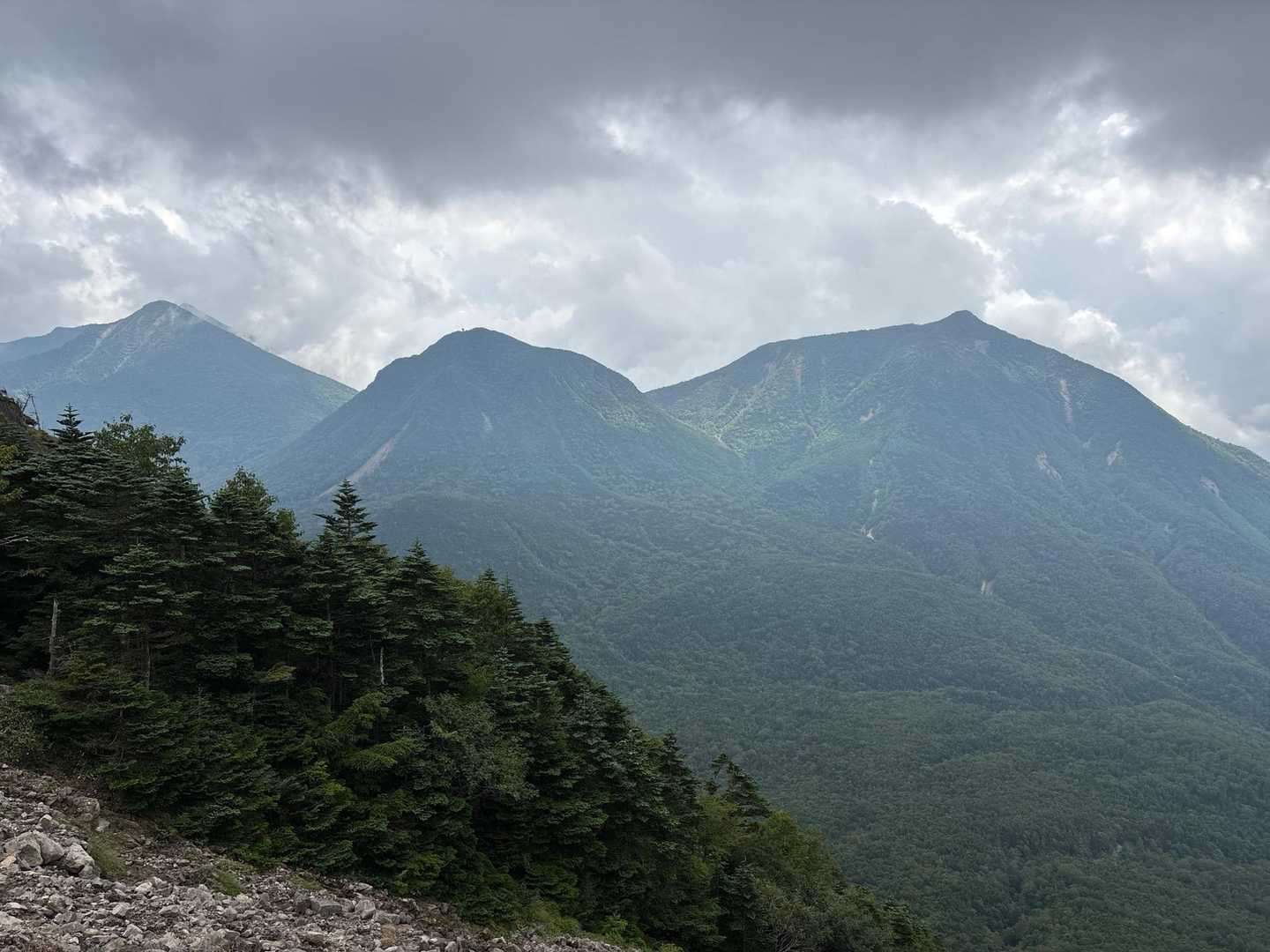 大真名子、小真名子、帝釈山
ちらっと女峰山