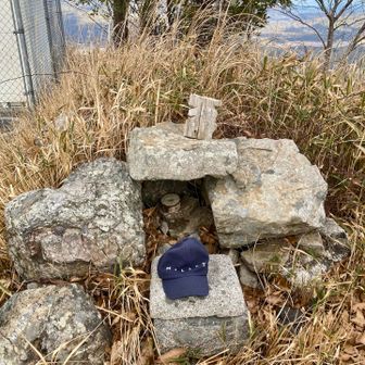 車道終点から山中に入り、程なく三ヶ岳の東岳に到着( •̀ᴗ•́ )و