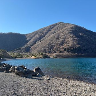 帰りは湖畔を歩き