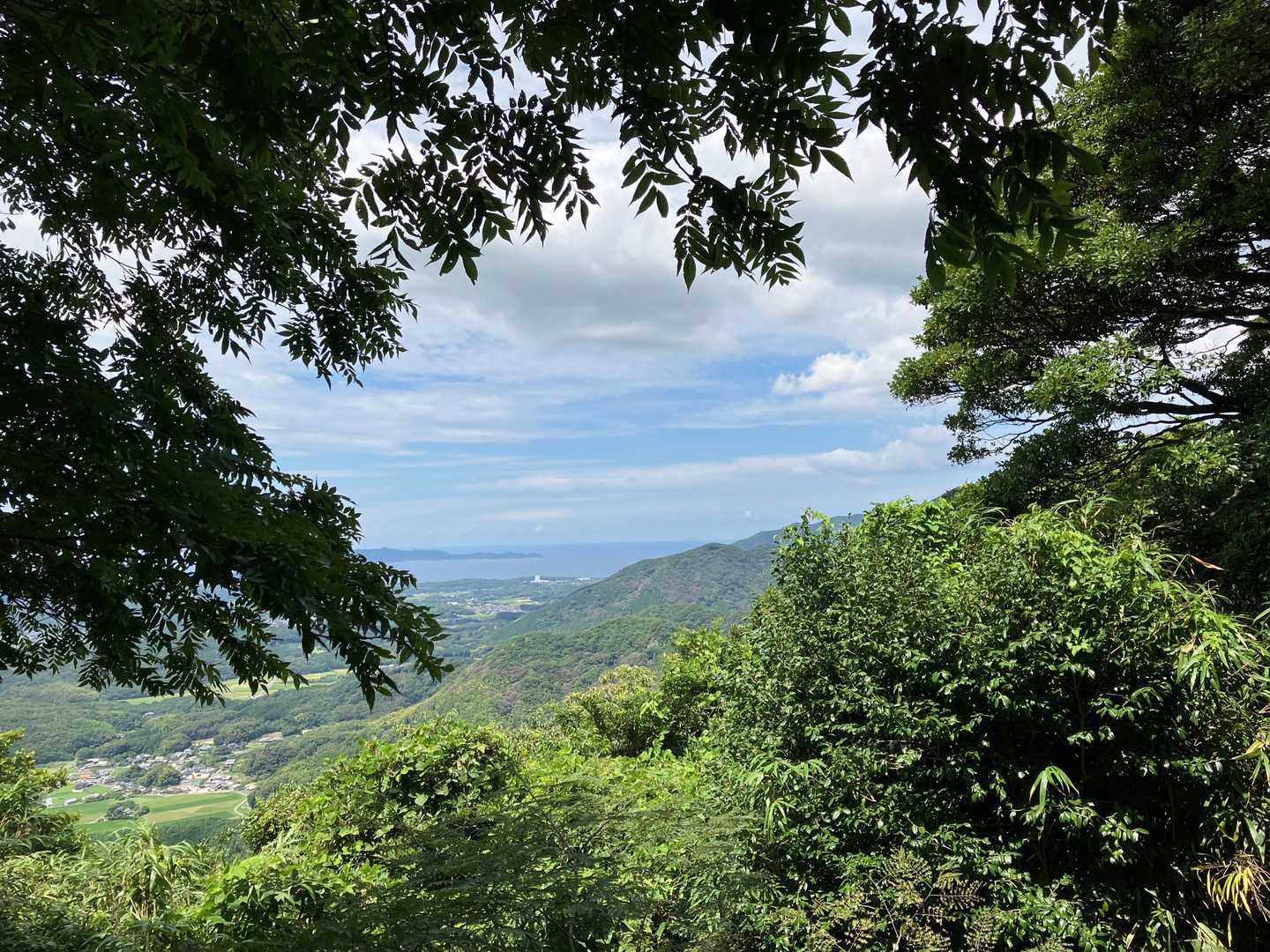 今日は沖ノ島のシルエット見えてました。
ちょっと写真じゃ分かりづらいですね💦