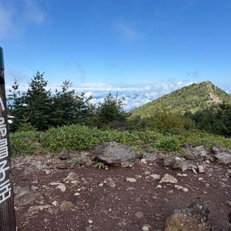 小烏帽子岳2042m。向こうに烏帽子岳