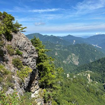 展望台から三方岩岳山頂へ向かいます。
振り返るとパワーを感じる特徴的な岩壁が見えます。
