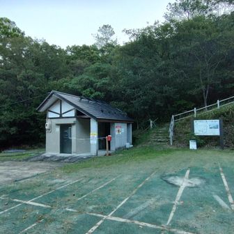 上の駐車場にトイレがあります（現在工事中で使用できません）