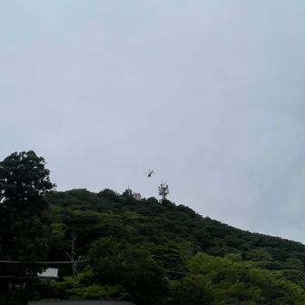 ヘリがなんか運んでた男体山