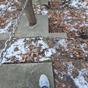 手すりの杭のコンクリートの上を歩くと言う技を身に付ける🤣
そう、私はトレランシューズですから〜！