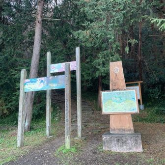 振り返って日守山登山口。