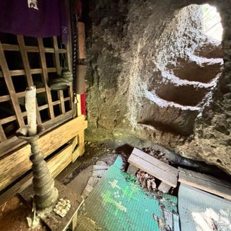 岩がくり抜かれた中にある