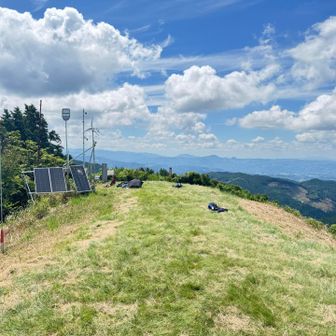 山頂は広いです