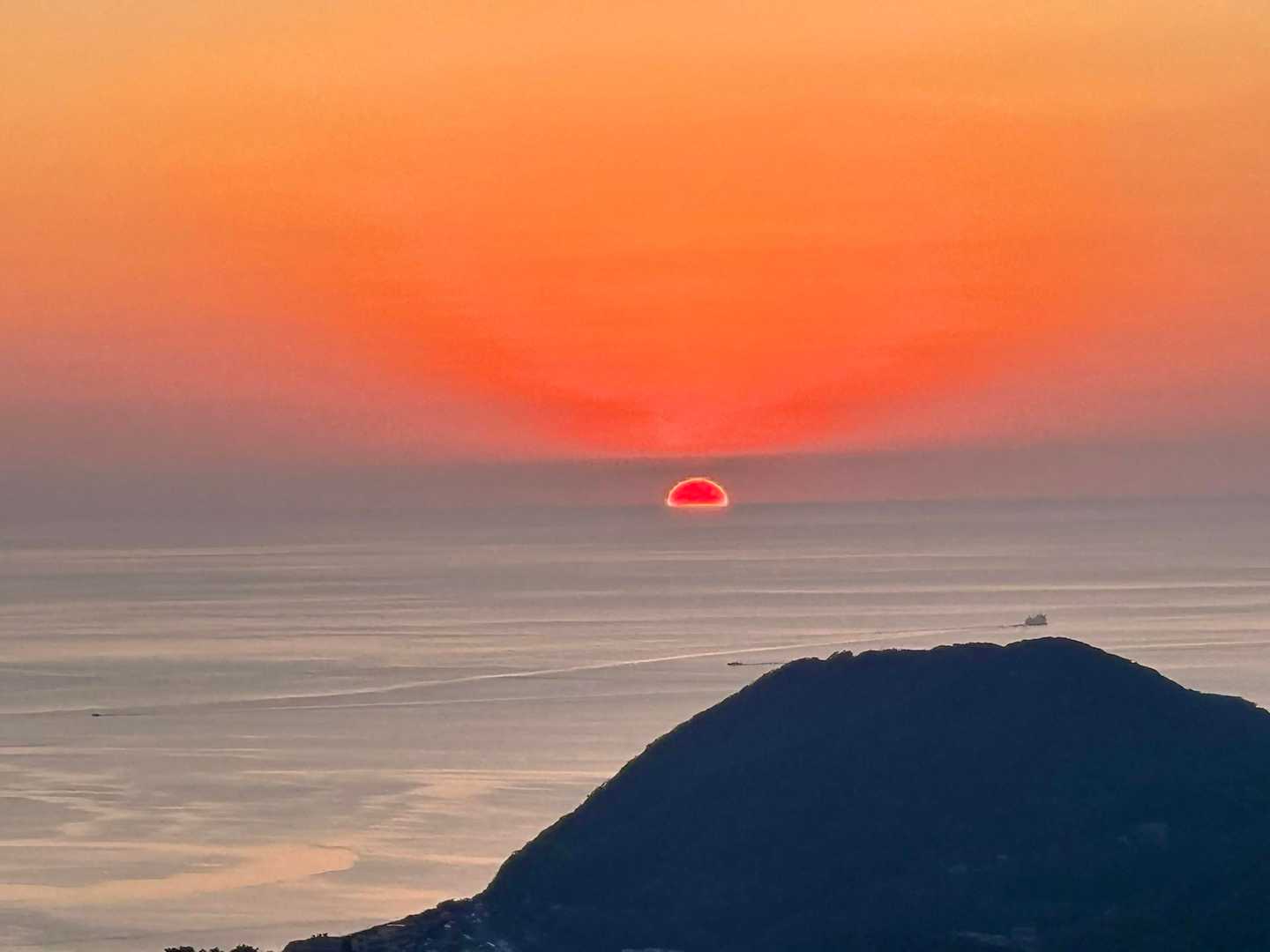 水平線に陽が沈む😀
