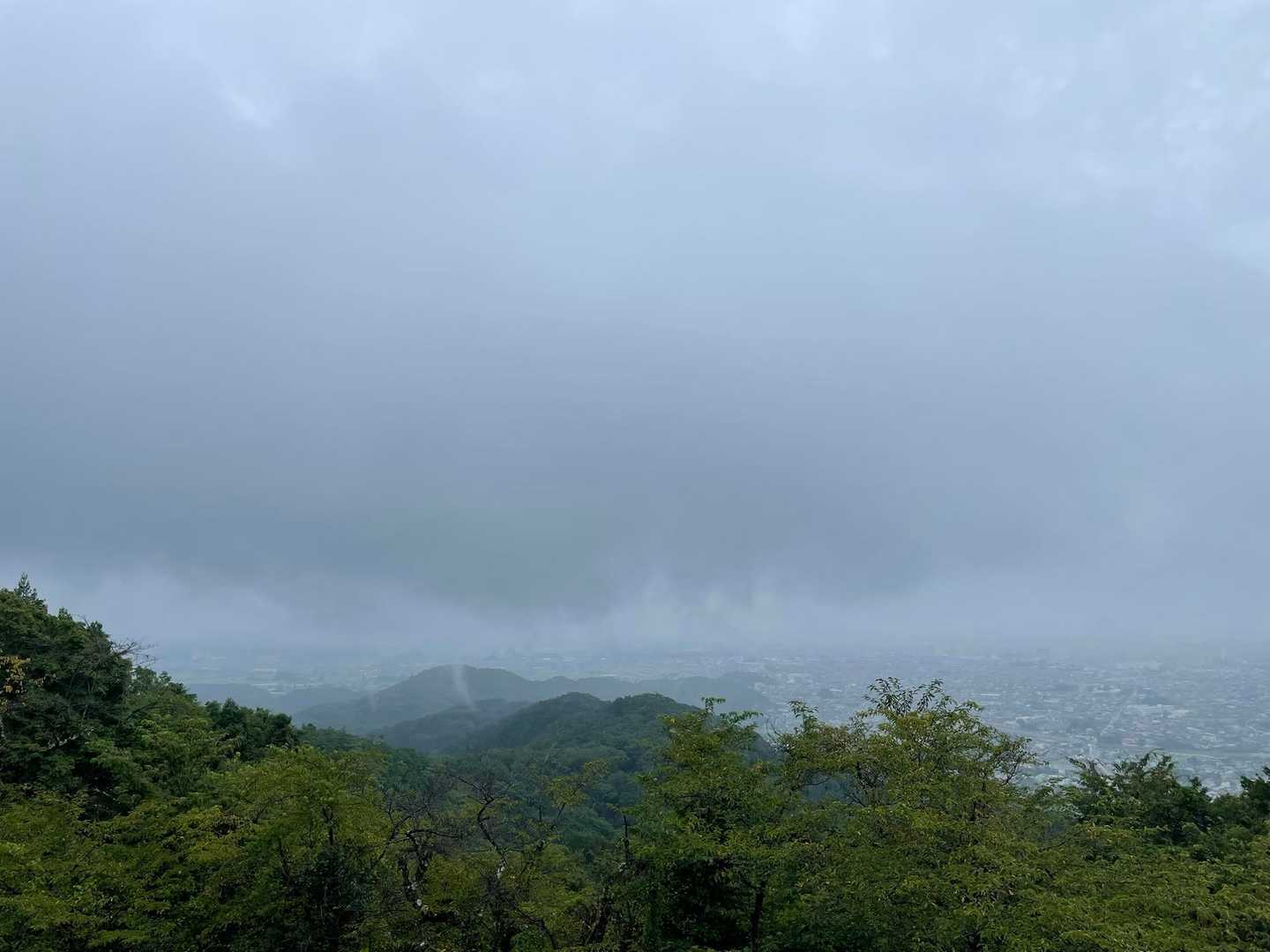 山田屋さんのテラスからの展望
パラパラ雨が降っています