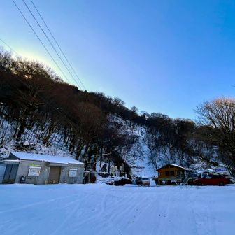 見ノ越🅿️ 
三連休初日なのにガラガラ
四国外ナンバーもあるけど10台程度

大寒波予報のせいか
てんくらC（風速20m）のせいか…


チェーンスパイクを履いてスタート▶️