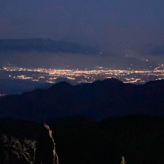 夕飯は夜景を見ながら

ドライフード多めでかなり軽量化したつもりが、結局道中のセブンで「金のハンバーグ」を買ってしまう…
まあ、美味しかったから全て良し！

それでは寝ます💤