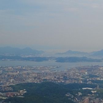 国見岩の上からの景色
画像中央は、関門橋。手前の緑の丘は｢到津の森｣、｢高見の森｣かな？